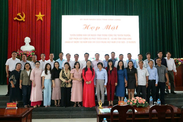 Trưởng VPĐD Tạp chí DNTT tại Hậu Giang nhận Bằng khen của Chủ tịch UBND tỉnh Vĩnh Long- Ảnh 2. Trưởng VPĐD Tạp chí DNTT tại Hậu Giang nhận Bằng khen của Chủ tịch UBND tỉnh Vĩnh Long- Ảnh 2.