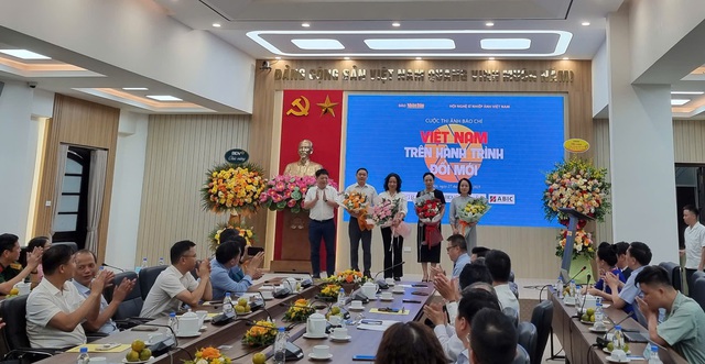 Phát động Cuộc thi ảnh báo chí “Việt Nam trên hành trình đổi mới”- Ảnh 4. Phát động Cuộc thi ảnh báo chí “Việt Nam trên hành trình đổi mới”- Ảnh 4.
