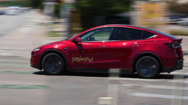 Mới ra mắt, robotaxi của Elon Musk đã gây hỗn loạn đường phố vì "phanh ma", đi ngược chiều và hơn thế...- Ảnh 1. Mới ra mắt, robotaxi của Elon Musk đã gây hỗn loạn đường phố vì "phanh ma", đi ngược chiều và hơn thế...- Ảnh 1.