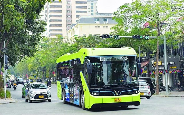Hà Nội tăng tốc đưa xe buýt "xanh" vào giao thông công cộng- Ảnh 1. Hà Nội tăng tốc đưa xe buýt "xanh" vào giao thông công cộng- Ảnh 1.