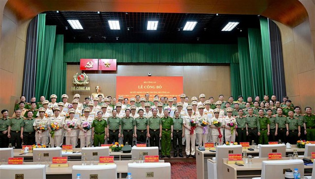Công bố Quyết định của Bộ trưởng Bộ Công an về tổ chức, cán bộ Công an- Ảnh 7. Công bố Quyết định của Bộ trưởng Bộ Công an về tổ chức, cán bộ Công an- Ảnh 7.