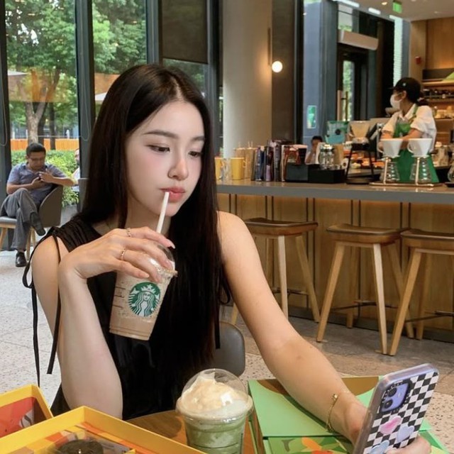 Lương 10 triệu chỉ dám thưởng bản thân 1 cốc Starbucks- Ảnh 1. Lương 10 triệu chỉ dám thưởng bản thân 1 cốc Starbucks- Ảnh 1.