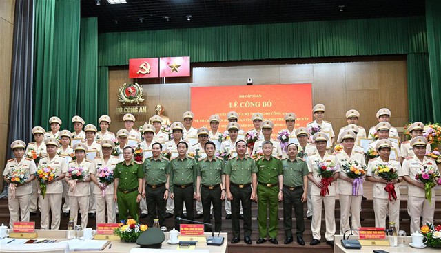 Công bố Quyết định của Bộ trưởng Bộ Công an về tổ chức, cán bộ Công an- Ảnh 3. Công bố Quyết định của Bộ trưởng Bộ Công an về tổ chức, cán bộ Công an- Ảnh 3.