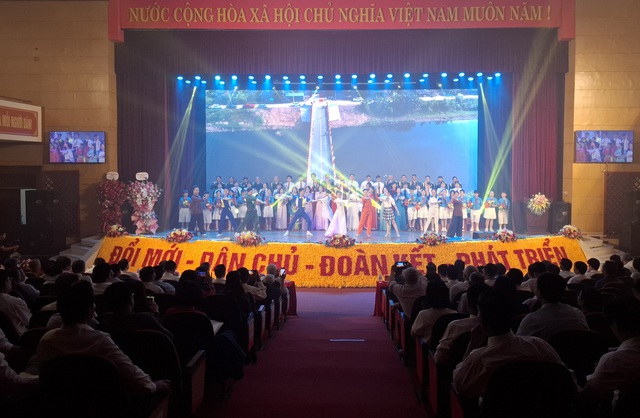 Hà Nội: Thường Tín đón nhận danh hiệu huyện đạt chuẩn Nông thôn mới nâng cao
- Ảnh 5. Hà Nội: Thường Tín đón nhận danh hiệu huyện đạt chuẩn Nông thôn mới nâng cao
- Ảnh 5.