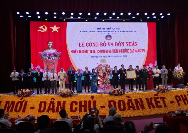 Hà Nội: Thường Tín đón nhận danh hiệu huyện đạt chuẩn Nông thôn mới nâng cao
- Ảnh 1. Hà Nội: Thường Tín đón nhận danh hiệu huyện đạt chuẩn Nông thôn mới nâng cao
- Ảnh 1.