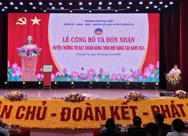 Hà Nội: Thường Tín đón nhận danh hiệu huyện đạt chuẩn Nông thôn mới nâng cao
- Ảnh 3. Hà Nội: Thường Tín đón nhận danh hiệu huyện đạt chuẩn Nông thôn mới nâng cao
- Ảnh 3.