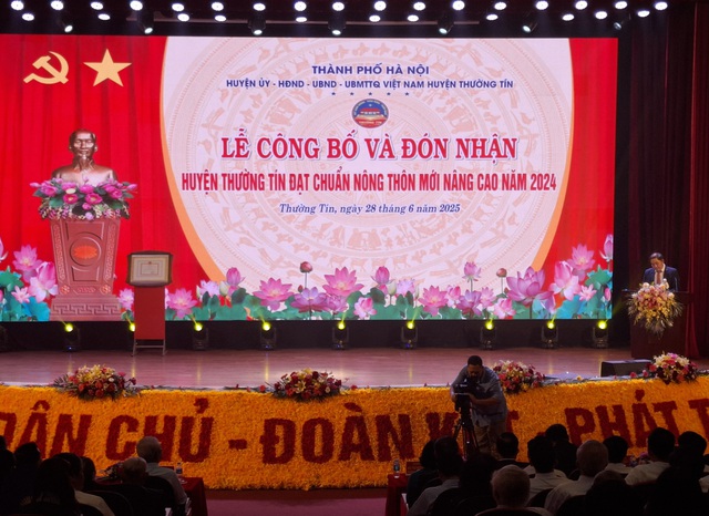 Hà Nội: Thường Tín đón nhận danh hiệu huyện đạt chuẩn Nông thôn mới nâng cao
- Ảnh 2. Hà Nội: Thường Tín đón nhận danh hiệu huyện đạt chuẩn Nông thôn mới nâng cao
- Ảnh 2.
