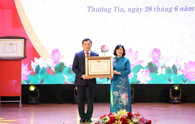 Hà Nội: Thường Tín đón nhận danh hiệu huyện đạt chuẩn Nông thôn mới nâng cao
- Ảnh 4. Hà Nội: Thường Tín đón nhận danh hiệu huyện đạt chuẩn Nông thôn mới nâng cao
- Ảnh 4.