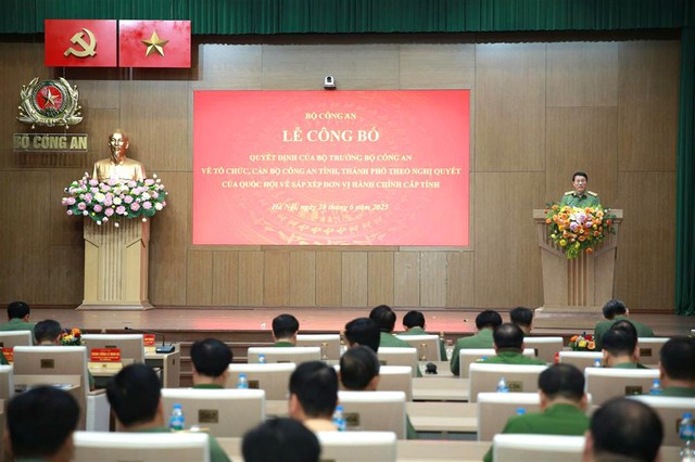 Công bố Quyết định của Bộ trưởng Bộ Công an về tổ chức, cán bộ Công an- Ảnh 5. Công bố Quyết định của Bộ trưởng Bộ Công an về tổ chức, cán bộ Công an- Ảnh 5.