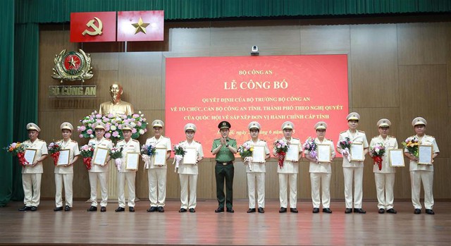 Công bố Quyết định của Bộ trưởng Bộ Công an về tổ chức, cán bộ Công an- Ảnh 1. Công bố Quyết định của Bộ trưởng Bộ Công an về tổ chức, cán bộ Công an- Ảnh 1.