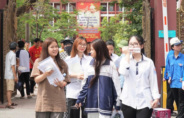 Kỳ thi tốt nghiệp THPT năm 2025 tại Nghệ An diễn ra nghiêm túc, an toàn và đúng quy chế- Ảnh 1. Kỳ thi tốt nghiệp THPT năm 2025 tại Nghệ An diễn ra nghiêm túc, an toàn và đúng quy chế- Ảnh 1.