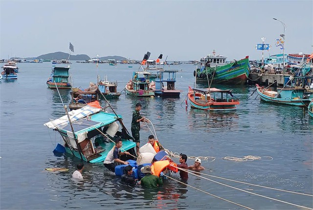 BĐBP Kiên Giang hỗ trợ trục vớt phương tiện bị chìm trên biển ở quần đảo Nam Du- Ảnh 1. BĐBP Kiên Giang hỗ trợ trục vớt phương tiện bị chìm trên biển ở quần đảo Nam Du- Ảnh 1.