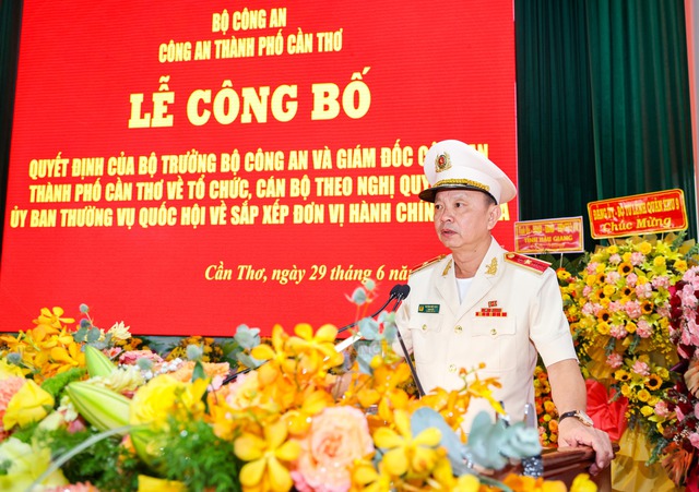 Công an TP Cần Thơ: Công bố các quyết định về tổ chức, cán bộ- Ảnh 2. Công an TP Cần Thơ: Công bố các quyết định về tổ chức, cán bộ- Ảnh 2.