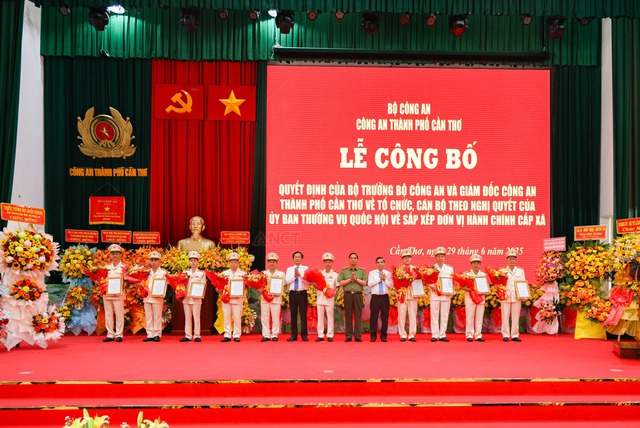 Công an TP Cần Thơ: Công bố các quyết định về tổ chức, cán bộ- Ảnh 1. Công an TP Cần Thơ: Công bố các quyết định về tổ chức, cán bộ- Ảnh 1.