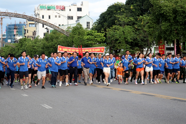 Nghệ An: Khai mạc Giải chạy 'Chung một quyết tâm - Vì cộng đồng không ma túy'- Ảnh 5. Nghệ An: Khai mạc Giải chạy 'Chung một quyết tâm - Vì cộng đồng không ma túy'- Ảnh 5.