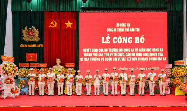 Công an TP Cần Thơ: Công bố các quyết định về tổ chức, cán bộ- Ảnh 3. Công an TP Cần Thơ: Công bố các quyết định về tổ chức, cán bộ- Ảnh 3.