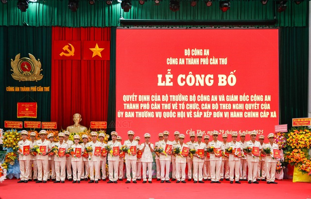 Công an TP Cần Thơ: Công bố các quyết định về tổ chức, cán bộ- Ảnh 4. Công an TP Cần Thơ: Công bố các quyết định về tổ chức, cán bộ- Ảnh 4.