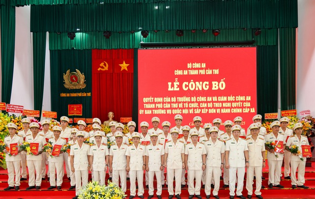 Công an TP Cần Thơ: Công bố các quyết định về tổ chức, cán bộ- Ảnh 5. Công an TP Cần Thơ: Công bố các quyết định về tổ chức, cán bộ- Ảnh 5.