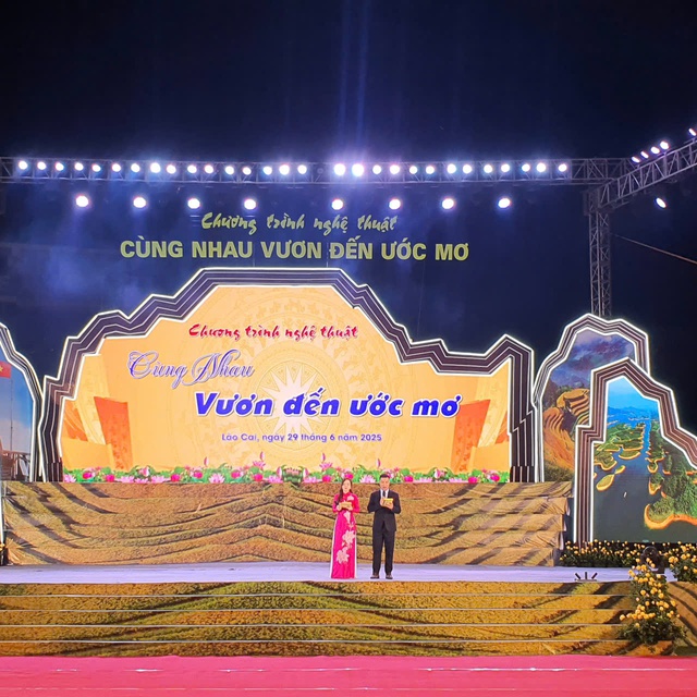 Lào Cai: Tưng bừng Chương trình nghệ thuật chào mừng thành lập tỉnh Lào Cai- Ảnh 1. Lào Cai: Tưng bừng Chương trình nghệ thuật chào mừng thành lập tỉnh Lào Cai- Ảnh 1.