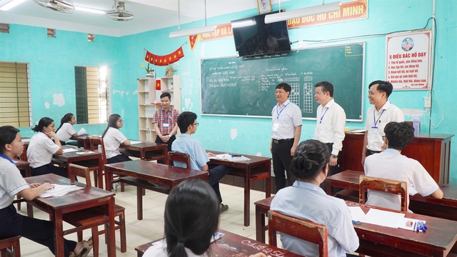 TP Huế: Lãnh đạo UBND thành phố kiểm tra, chỉ đạo kỳ thi tuyển sinh vào lớp 10 THPT năm học 2025 - 2026- Ảnh 1. TP Huế: Lãnh đạo UBND thành phố kiểm tra, chỉ đạo kỳ thi tuyển sinh vào lớp 10 THPT năm học 2025 - 2026- Ảnh 1.