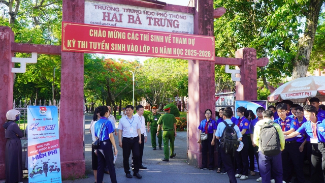 TP Huế: Lãnh đạo UBND thành phố kiểm tra, chỉ đạo kỳ thi tuyển sinh vào lớp 10 THPT năm học 2025 - 2026- Ảnh 2. TP Huế: Lãnh đạo UBND thành phố kiểm tra, chỉ đạo kỳ thi tuyển sinh vào lớp 10 THPT năm học 2025 - 2026- Ảnh 2.