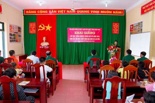 BĐBP Sóc Trăng khai giảng lớp dạy tiếng Khmer dịp hè năm 2025 cho các em học sinh khu vực biên giới biển- Ảnh 1. BĐBP Sóc Trăng khai giảng lớp dạy tiếng Khmer dịp hè năm 2025 cho các em học sinh khu vực biên giới biển- Ảnh 1.