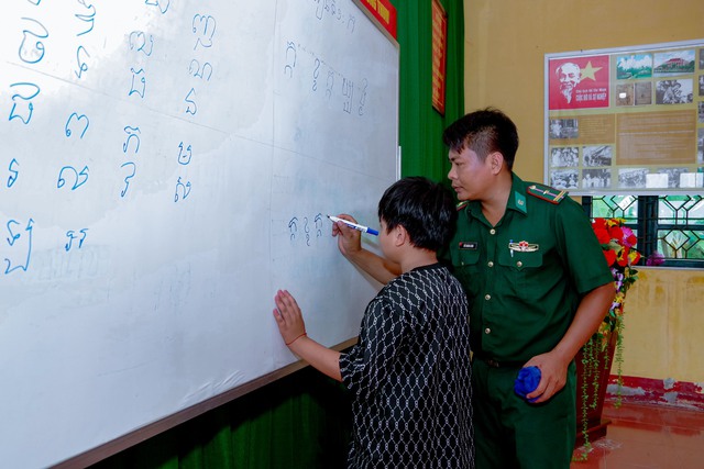 BĐBP Sóc Trăng khai giảng lớp dạy tiếng Khmer dịp hè năm 2025 cho các em học sinh khu vực biên giới biển- Ảnh 2. BĐBP Sóc Trăng khai giảng lớp dạy tiếng Khmer dịp hè năm 2025 cho các em học sinh khu vực biên giới biển- Ảnh 2.