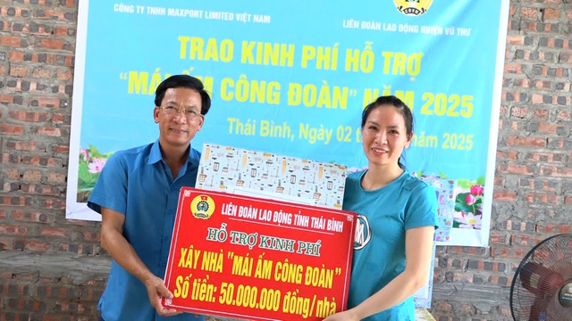 Thái Bình: Trao hỗ trợ 200 triệu đồng cho 4 đoàn viên công đoàn xây nhà ở- Ảnh 1.