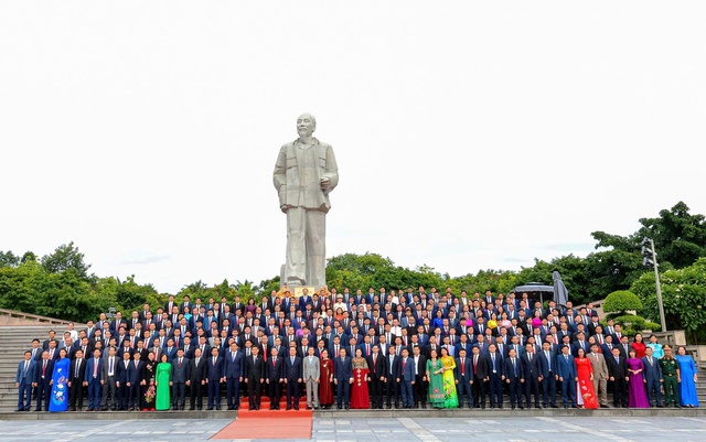 Nghệ An: Đoàn đại biểu dâng hoa trước Lễ công bố Nghị quyết, Quyết định sáp nhập đơn vị hành chính- Ảnh 5. Nghệ An: Đoàn đại biểu dâng hoa trước Lễ công bố Nghị quyết, Quyết định sáp nhập đơn vị hành chính- Ảnh 5.