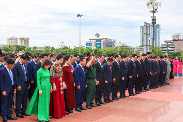 Nghệ An: Đoàn đại biểu dâng hoa trước Lễ công bố Nghị quyết, Quyết định sáp nhập đơn vị hành chính- Ảnh 4. Nghệ An: Đoàn đại biểu dâng hoa trước Lễ công bố Nghị quyết, Quyết định sáp nhập đơn vị hành chính- Ảnh 4.