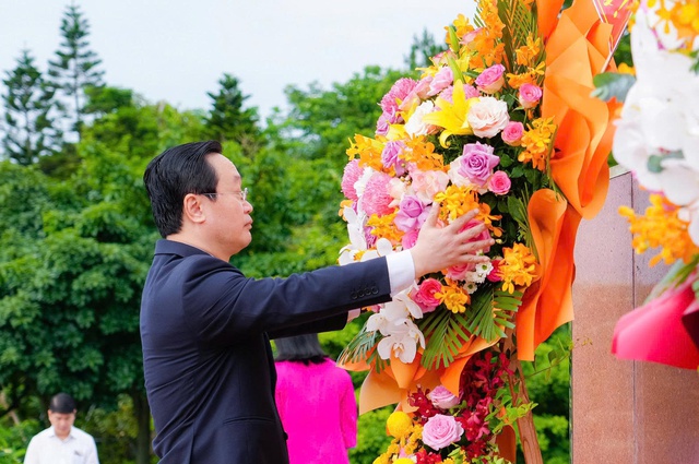 Nghệ An: Đoàn đại biểu dâng hoa trước Lễ công bố Nghị quyết, Quyết định sáp nhập đơn vị hành chính- Ảnh 3. Nghệ An: Đoàn đại biểu dâng hoa trước Lễ công bố Nghị quyết, Quyết định sáp nhập đơn vị hành chính- Ảnh 3.
