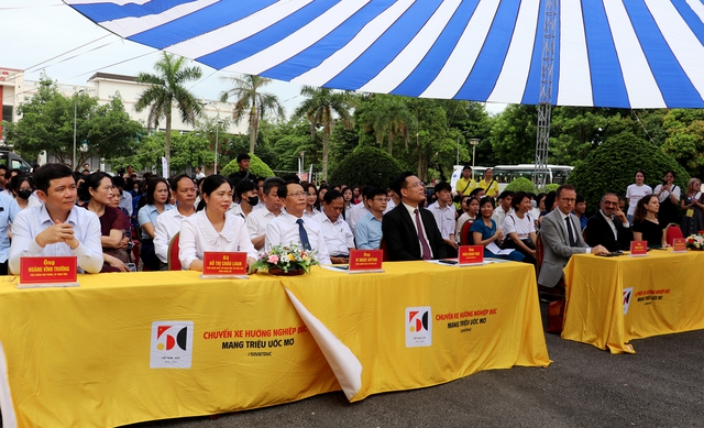 Nghệ An: 'Chuyến xe hướng nghiệp Đức năm 2025' mang đến cơ hội học tập, nghề nghiệp quốc tế cho thế hệ trẻ- Ảnh 1. Nghệ An: 'Chuyến xe hướng nghiệp Đức năm 2025' mang đến cơ hội học tập, nghề nghiệp quốc tế cho thế hệ trẻ- Ảnh 1.