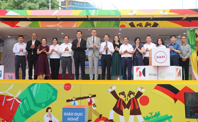 Nghệ An: 'Chuyến xe hướng nghiệp Đức năm 2025' mang đến cơ hội học tập, nghề nghiệp quốc tế cho thế hệ trẻ- Ảnh 4. Nghệ An: 'Chuyến xe hướng nghiệp Đức năm 2025' mang đến cơ hội học tập, nghề nghiệp quốc tế cho thế hệ trẻ- Ảnh 4.