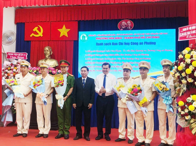 Lễ công bố quyết định của Ban chấp hành Đảng bộ TP. HCM về việc thành lập Đảng bộ phường Hòa Bình- Ảnh 10. Lễ công bố quyết định của Ban chấp hành Đảng bộ TP. HCM về việc thành lập Đảng bộ phường Hòa Bình- Ảnh 10.