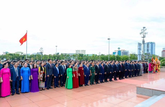Nghệ An: Đoàn đại biểu dâng hoa trước Lễ công bố Nghị quyết, Quyết định sáp nhập đơn vị hành chính- Ảnh 1. Nghệ An: Đoàn đại biểu dâng hoa trước Lễ công bố Nghị quyết, Quyết định sáp nhập đơn vị hành chính- Ảnh 1.