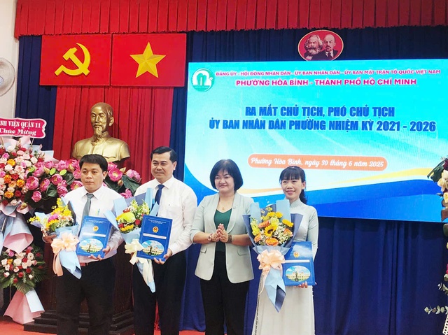 Lễ công bố quyết định của Ban chấp hành Đảng bộ TP. HCM về việc thành lập Đảng bộ phường Hòa Bình- Ảnh 8. Lễ công bố quyết định của Ban chấp hành Đảng bộ TP. HCM về việc thành lập Đảng bộ phường Hòa Bình- Ảnh 8.