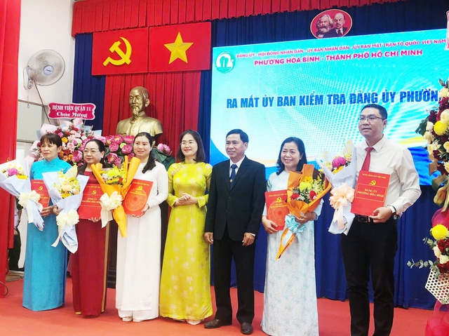 Lễ công bố quyết định của Ban chấp hành Đảng bộ TP. HCM về việc thành lập Đảng bộ phường Hòa Bình- Ảnh 6. Lễ công bố quyết định của Ban chấp hành Đảng bộ TP. HCM về việc thành lập Đảng bộ phường Hòa Bình- Ảnh 6.