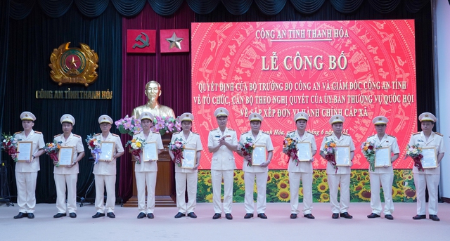 Công an tỉnh Thanh Hóa: Công bố các quyết định về tổ chức, cán bộ- Ảnh 3. Công an tỉnh Thanh Hóa: Công bố các quyết định về tổ chức, cán bộ- Ảnh 3.