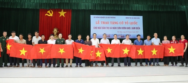 Thanh Hóa: Trao 2.000 lá cờ Tổ quốc cho ngư dân- Ảnh 1. Thanh Hóa: Trao 2.000 lá cờ Tổ quốc cho ngư dân- Ảnh 1.