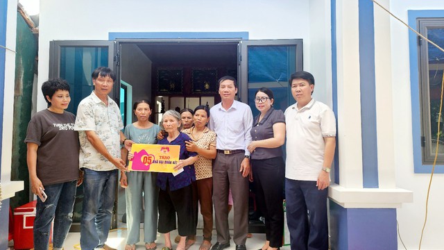 Nghệ An: Lan tỏa tinh thần nhân văn qua căn nhà “Đại đoàn kết” cho cụ bà 87 tuổi- Ảnh 4. Nghệ An: Lan tỏa tinh thần nhân văn qua căn nhà “Đại đoàn kết” cho cụ bà 87 tuổi- Ảnh 4.