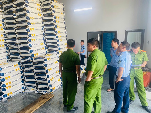 Nghệ An: Phát hiện thủ đoạn tinh vi giả mạo bao bì gạo ngoại nhập- Ảnh 2. Nghệ An: Phát hiện thủ đoạn tinh vi giả mạo bao bì gạo ngoại nhập- Ảnh 2.