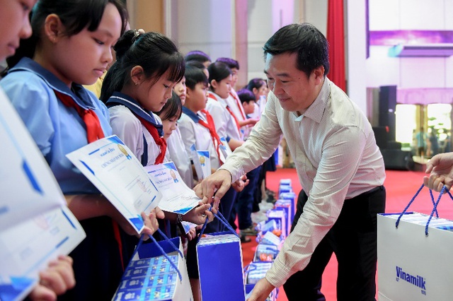 Khởi động “Tháng của trẻ em”: Vinamilk góp dinh dưỡng, thêm nụ cười cho thiếu nhi cả nước- Ảnh 4. Khởi động “Tháng của trẻ em”: Vinamilk góp dinh dưỡng, thêm nụ cười cho thiếu nhi cả nước- Ảnh 4.