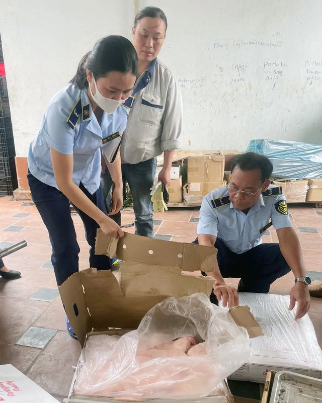 Hà Nội: Rùng mình cả tấn chân gà không nhãn mác, thịt trâu nhập lậu vừa bị cơ quan chức năng thu giữ- Ảnh 2. Hà Nội: Rùng mình cả tấn chân gà không nhãn mác, thịt trâu nhập lậu vừa bị cơ quan chức năng thu giữ- Ảnh 2.