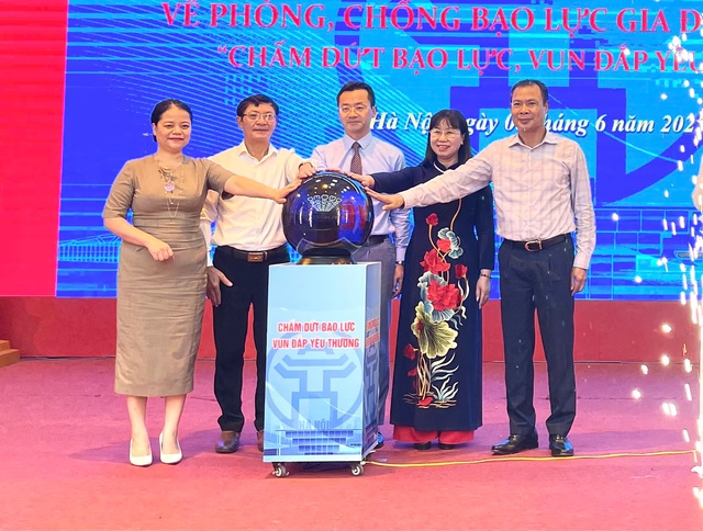Các đại biểu nhấn nút hưởng ứng Lễ phát động Tháng hành động quốc gia về phòng, chống bạo lực gia đình năm 2025, với chủ đề "Chấm dứt bạo lực, vun đắp yêu thương”. Các đại biểu nhấn nút hưởng ứng Lễ phát động Tháng hành động quốc gia về phòng, chống bạo lực gia đình năm 2025, với chủ đề "Chấm dứt bạo lực, vun đắp yêu thương”.