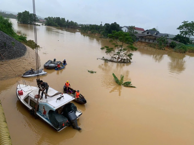 Nghĩa tình Dòng Lam - Hành trình 'Bắc tiến siêu bão Yagi' của Đội cứu hộ thiên tai tự nguyện Nghệ An- Ảnh 10. Nghĩa tình Dòng Lam - Hành trình 'Bắc tiến siêu bão Yagi' của Đội cứu hộ thiên tai tự nguyện Nghệ An- Ảnh 10.