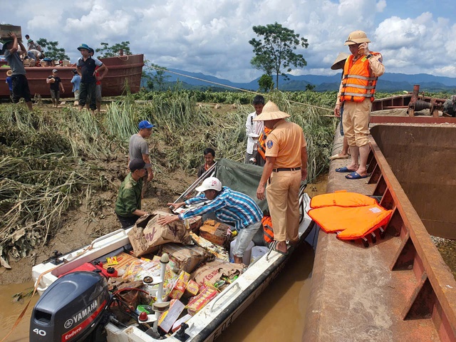 Nghĩa tình Dòng Lam - Hành trình 'Bắc tiến siêu bão Yagi' của Đội cứu hộ thiên tai tự nguyện Nghệ An- Ảnh 6. Nghĩa tình Dòng Lam - Hành trình 'Bắc tiến siêu bão Yagi' của Đội cứu hộ thiên tai tự nguyện Nghệ An- Ảnh 6.