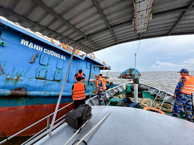 Hải đội 2 Biên phòng Sóc Trăng cứu nạn thành công 5 thuyền viên vào bờ an toàn- Ảnh 1. Hải đội 2 Biên phòng Sóc Trăng cứu nạn thành công 5 thuyền viên vào bờ an toàn- Ảnh 1.