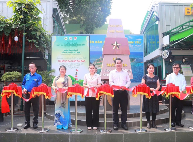 TP. Thủ Đức: Khai mạc triển lãm ảnh thời sự nghệ thuật "Trường Sa nhớ ơn Bác"- Ảnh 1.