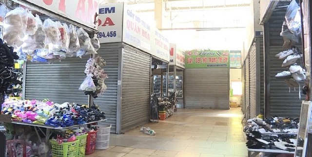 Thanh Hóa: Hàng loạt cửa hàng đóng cửa giữa cao điểm chống hàng giả, hàng lậu- Ảnh 3. Thanh Hóa: Hàng loạt cửa hàng đóng cửa giữa cao điểm chống hàng giả, hàng lậu- Ảnh 3.