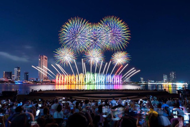 Đêm DIFF 2025 thứ hai: Tuyên ngôn pháo hoa của Z121 Vina Pyrotech Việt Nam- Ảnh 1.